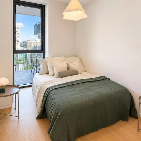 Luxury Waterfront With 2 Large Balconies Apartment *