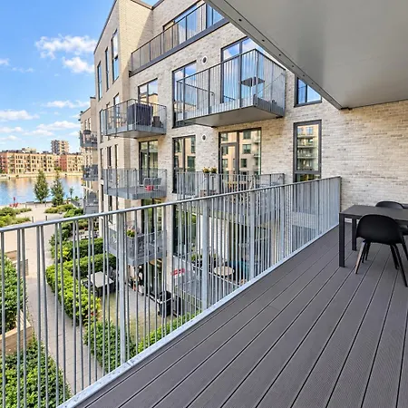 Luxury Waterfront With 2 Large Balconies